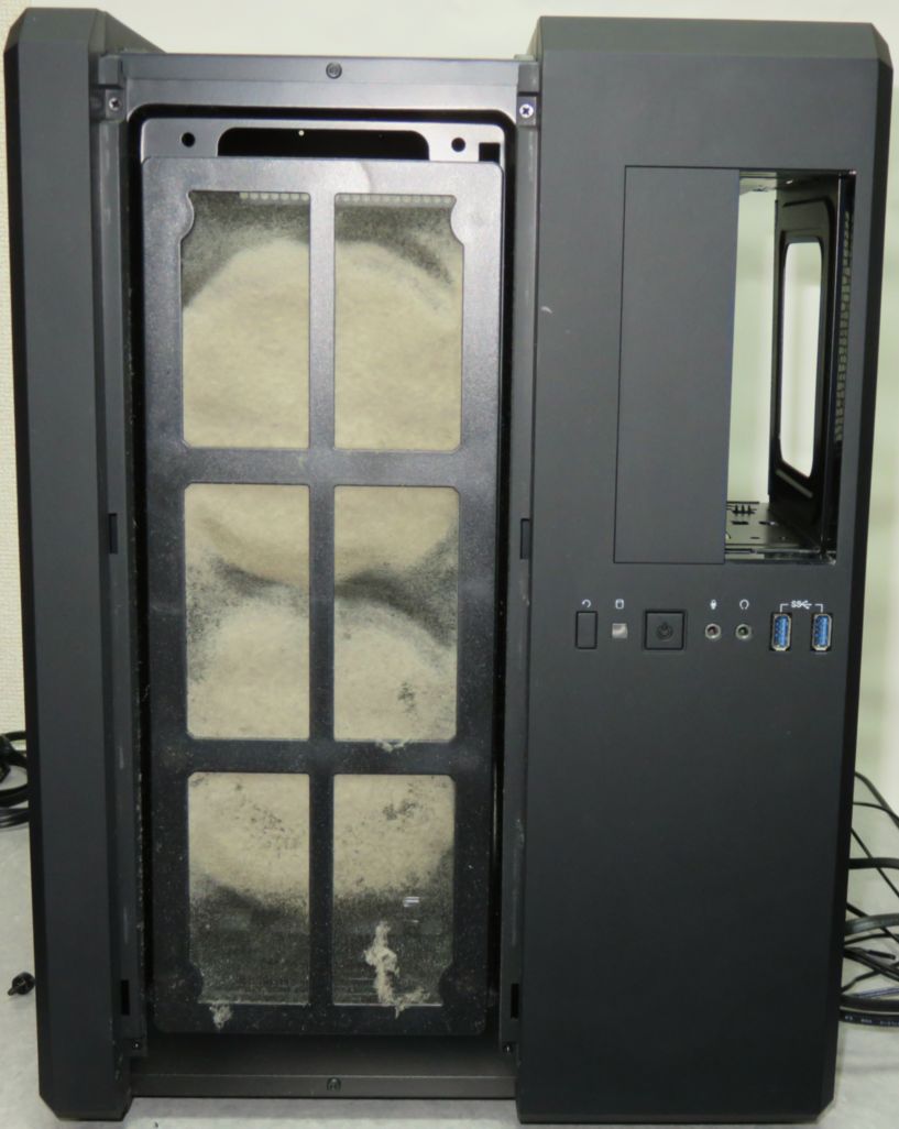 クリーニング前の埃が詰まったPCフィルター