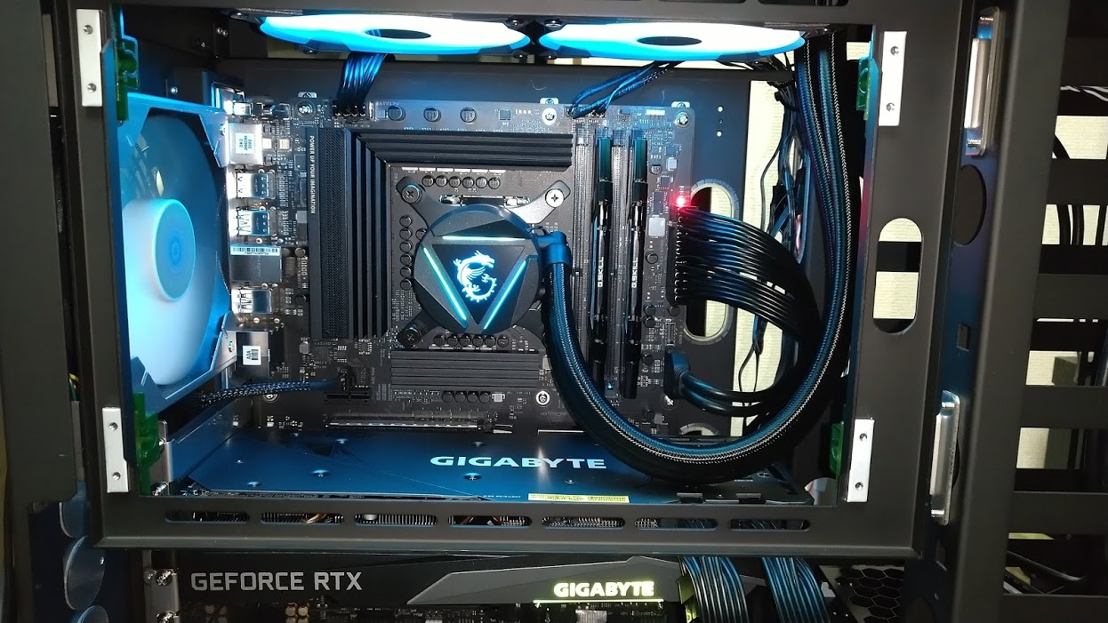 パソコン整備士が組み立てた水冷カスタムPC内部