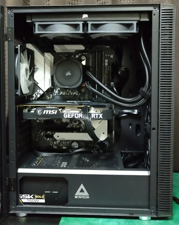 簡易水冷ユニットを搭載したPC内部
