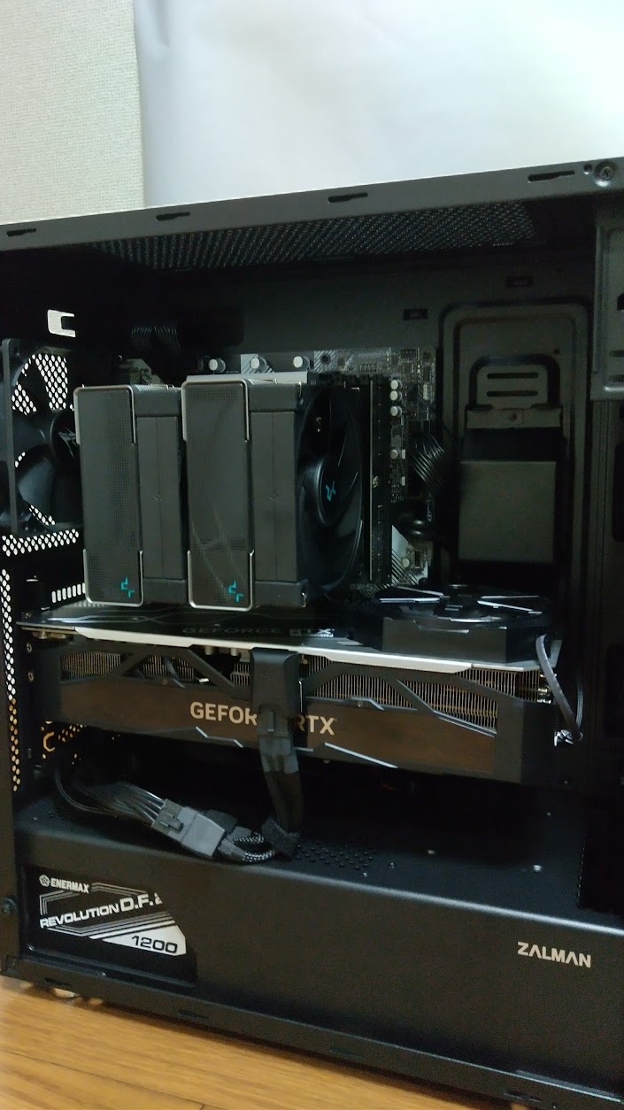 大型GPUと空冷クーラーを搭載した完成PC