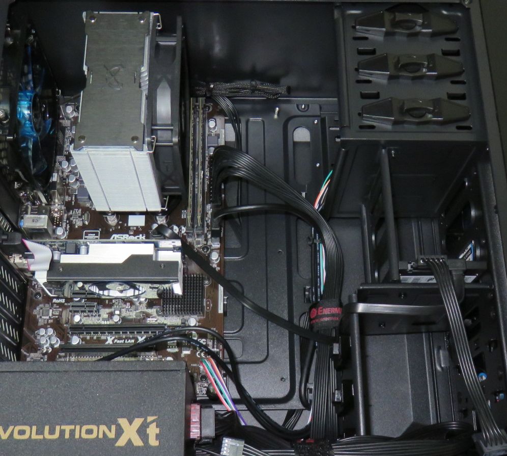 SSDやグラフィックボードを取り付け、配線整理したPC内部